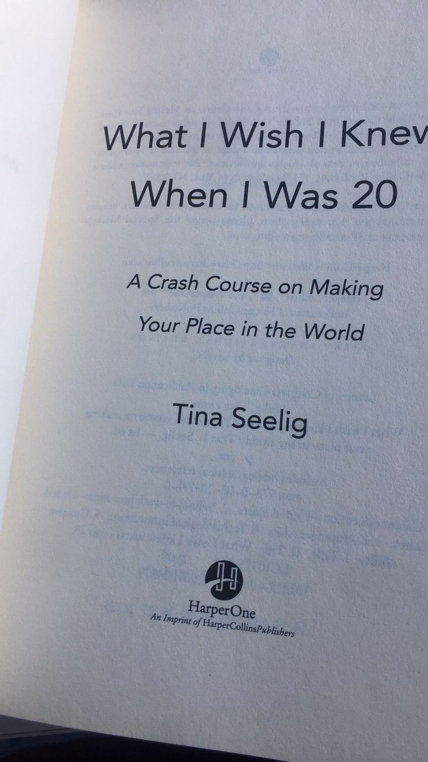 mình đặt giao hàng 2h nên ship rất nhanh và đúng giờ. đặt cả bookcare nữa nên nhìn cẩn thận và đẹp lắm luôn, sách mới, nhẹ tay và nội dung khá ấn tượng.