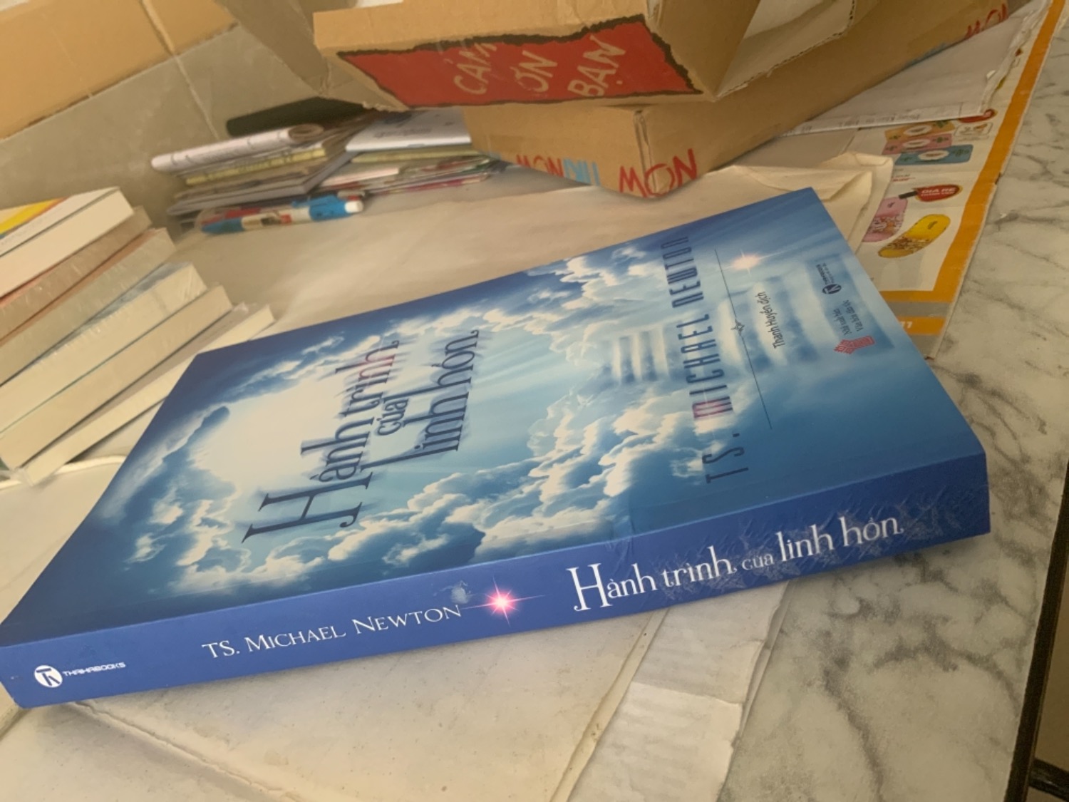 Nội dung sách tôi chưa đọc nhưng nhân viên giao hàng đè hàng lên làm gãy cuốn sách, hoặc có thể sách gãy trước đó!