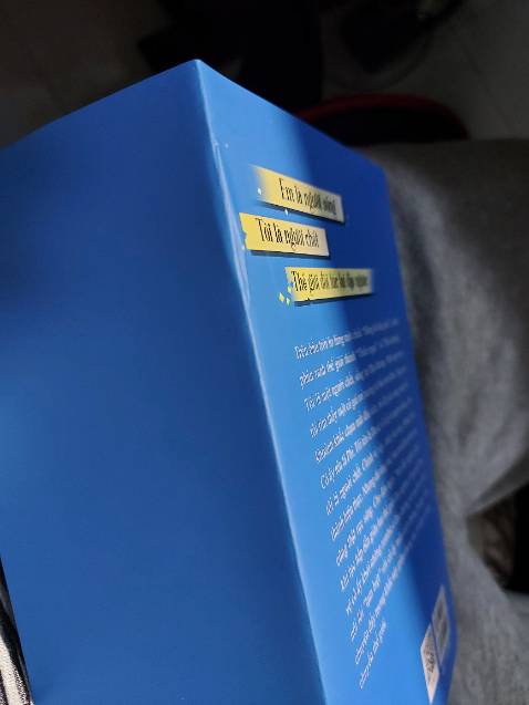 Bìa bị nhăn , bao bọc sách bị rách tùm lum