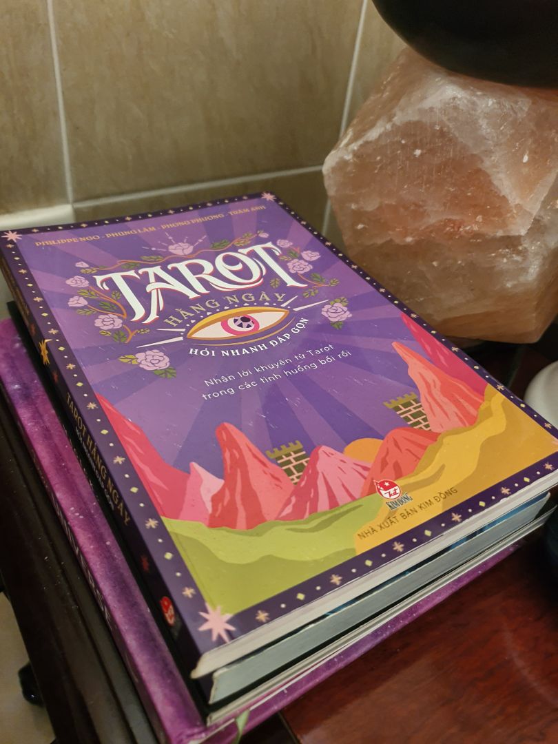 Một quyển must-have cho những bạn chưa biết gì, hoặc đang bắt đầu từng bước tìm hiểu về Tarot. Diễn đạt mạch lạc rõ ràng, vào thẳng vấn đề chứ không dài dòng lủng củng. Kết hợp thêm với ứng dụng Tarot Codex thì đúng là tác giả đã quá có tâm với cộng đồng reader nói riêng và những người đang muốn tìm hiểu về Tarot nói chung tại Việt Nam. Chân thành cám ơn anh Phùng Lâm, anh Phil Ngô và team nhé ♡.