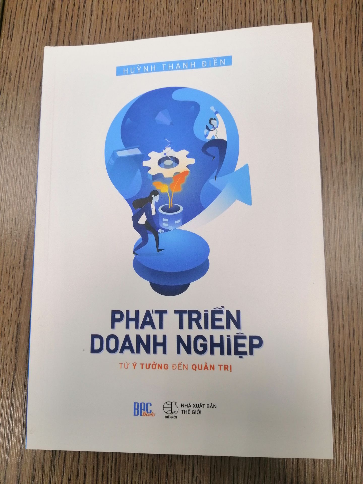 Phát triển Doanh Nghiệp từ ý tưởng đến quản trị là một quyển sách đáng đọc cho các bạn chuẩn bị khởi nghiệp hoặc đang gặp khó khăn trong việc quản trị và vận hành doanh nghiệp. Tiến sĩ Huỳnh Thanh Điền cùng BAC đã mang đến những kiến thức rất thực tiến, quan trọng và nhiều ý nghĩa. Quyển sách như một tài liệu hướng dẫn cụ thể trong việc sáng lập, quản trị và vận hành doanh nghiệp. Từ tài chính cá nhân, hành trang khởi nghiệp, phát triển ý tưởng đến chuyển đổi, mở rộng và phát triển. 
Một quyển sách đáng đọc. 
Tiki giao hàng nhanh, sách đẹp, in chất lượng rõ nét.