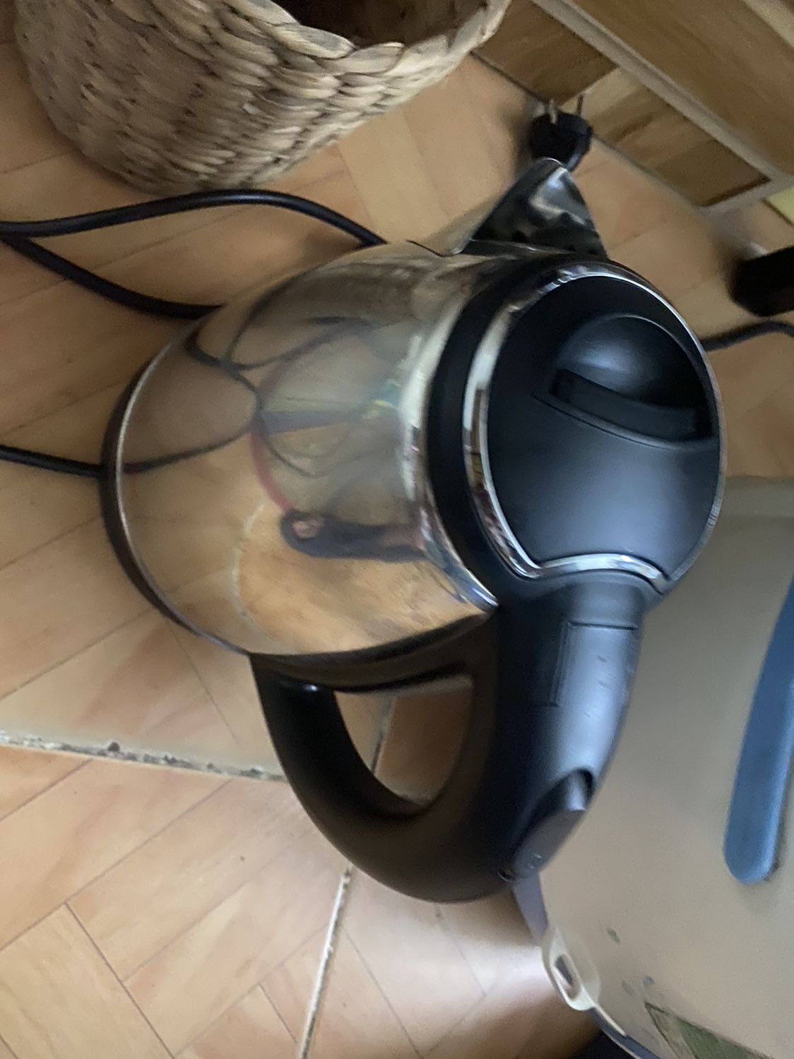 Bình nấu nhanh, tiêu thụ điện cũng ác chiến, người thường xuyên sử dụng nước nóng nên mua sản phẩm loại này. Trong quá trình sử dụng nên cẩn thận phần tay nắm, nhiệt toả ra khá nhiều nên khá nóng. 
Đề xuất : Nên mua