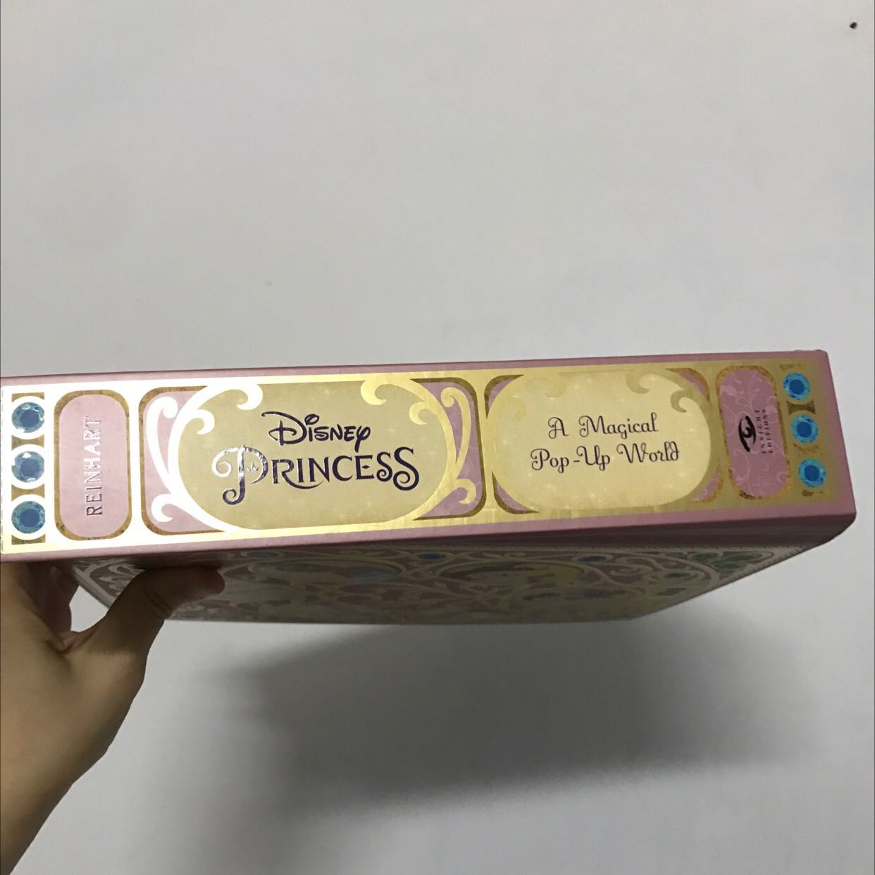 Cuốn sách tuyệt đẹp, gồm nhiều cảnh pop-up 3D phức tạp. Ship siêu nhanh. Tuy nhiên khi dùng phải rất cẩn thẩn để không bị rách.