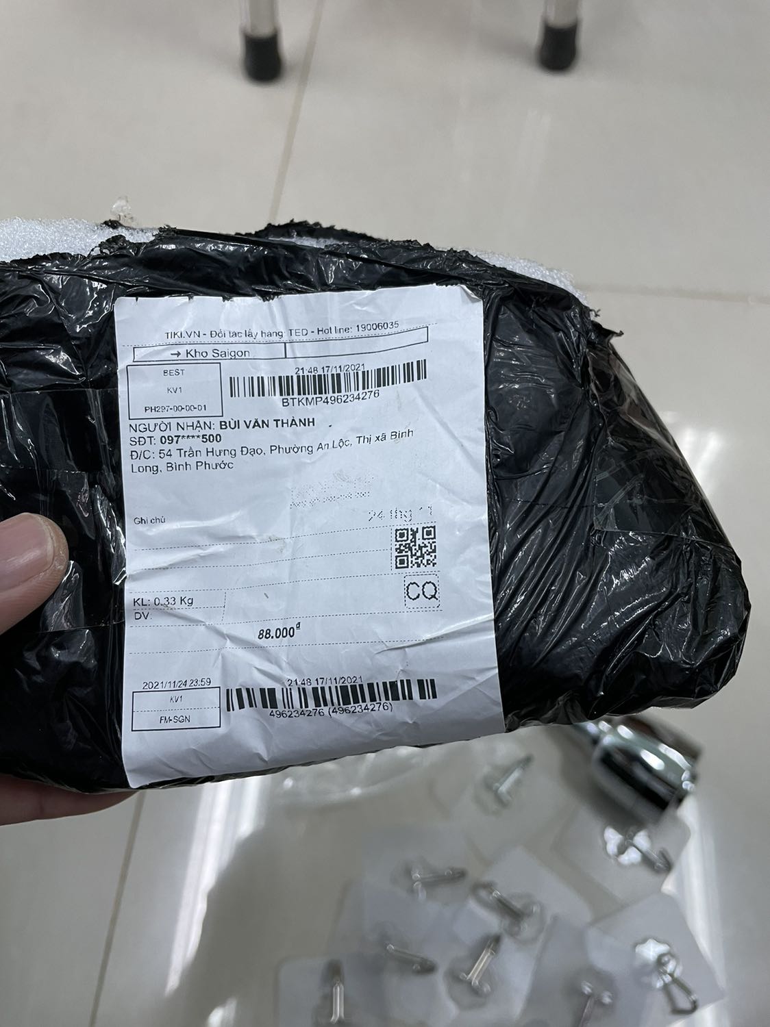 Qúa tệ hại. Thất vọng lần đầu mua vòi 52k có trong hộp giấy kiti lần hai mua mắc hơn 88k nghĩ sẽ sp sẽ chắc chắn đẹp như mong đợi ai nghờ qúa tệ hại. Làm ăn kiểu *** này thì đóng cửa đi. Mình đâu có mua móc cheo đồ . Cái mình cần là sp chất chứ không phải mấy cái móc bù đắp cho sự làm ăn không có tâm