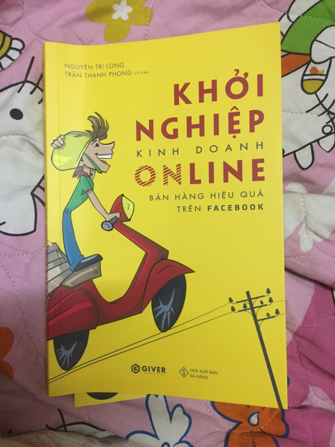 Xu hướng chuyển đổi số của thời đại công nghệ 4.0 kinh doanh online bùng nổ trên mọi ngành , mọi lĩnh vực . Dịch bệnh khiến mọi người ngại ra ngoài và tiếp xúc lại càng đẩy cho thị trường Kinh doanh online phát triễn mạnh hơn bao giờ hết thậm chí là chiếm thể thượng phong . Mình  hiểu rõ điều đó , nhưng vẫn chưa biến những suy nghĩ của mình thành thực tiễn vì sợ nhiều thứ , những thức đó luôn khiến bạn chùn chân ... sợ không biết nguồn hàng ,không biết tập trung bán ở kênh nào sàn nào là ổn , ưu và nhược điểm của các bên vận chuyển , quảng cáo làm sao và như nào để tương tác tốt nhưng vẫn tối ưu chi phí , cách khuyến mãi như nào để không mất giá trị thương hiệu , cách xây dựng lòng tin của khách hàng khi họ đặt mua đồ online vì họ chỉ mua khi thực sự cảm thấy tin tưởng ,kịch bản bán hàng và livestream như nào để thu hút và chốt được đơn , thuật toán của Facebook , google như nào để mình vận dụng để tăng tương tác cho page bán hàng của mình , và cả cách chăm sóc khách hàng để họ trở thành khách trung thành của chúng ta .... tất cả những lo ngại trên và những trăn trở , khó khăn và bí quyết trong quá trình kinh doanh online điều được giải đáp trong cuốn sách này . Cuốn sách này sẽ giúp mình cơ cấu lại mọi thứ khiến mọi thứ trở nên rõ ràng trong từng bước của quá trình kinh doanh online của mình. Một cuốn sách rất đáng để đọc , giá cả đi đôi với chất lượng nhưng với mình cuốn sách này lại đi ngược lại luận điểm trên vì chỉ chưa đến 200k nhưng mình lại học được rất nhiều thứ để trong quá trình kinh doanh mình không bị mất tiền ngu , thậm chí là thấy bại thì mình cảm thấy mình rất lời và may mắn khi biết và đọc dc quyển sách này .