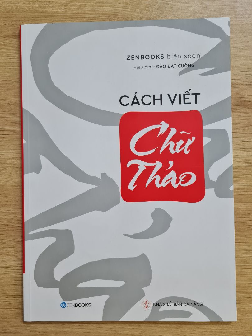Mua đợt sale đậm mà sách đến tay mình vẫn mới tinh tươm. Sách to cỡ A4 luôn, nhưng khá mỏng.
Mình mua chủ yếu là ngâm cứu cách để tốc ký. Ai học chữ Hán lâu sẽ chẳng còn kiên nhẫn mà nắn từng nét nữa đâu :")