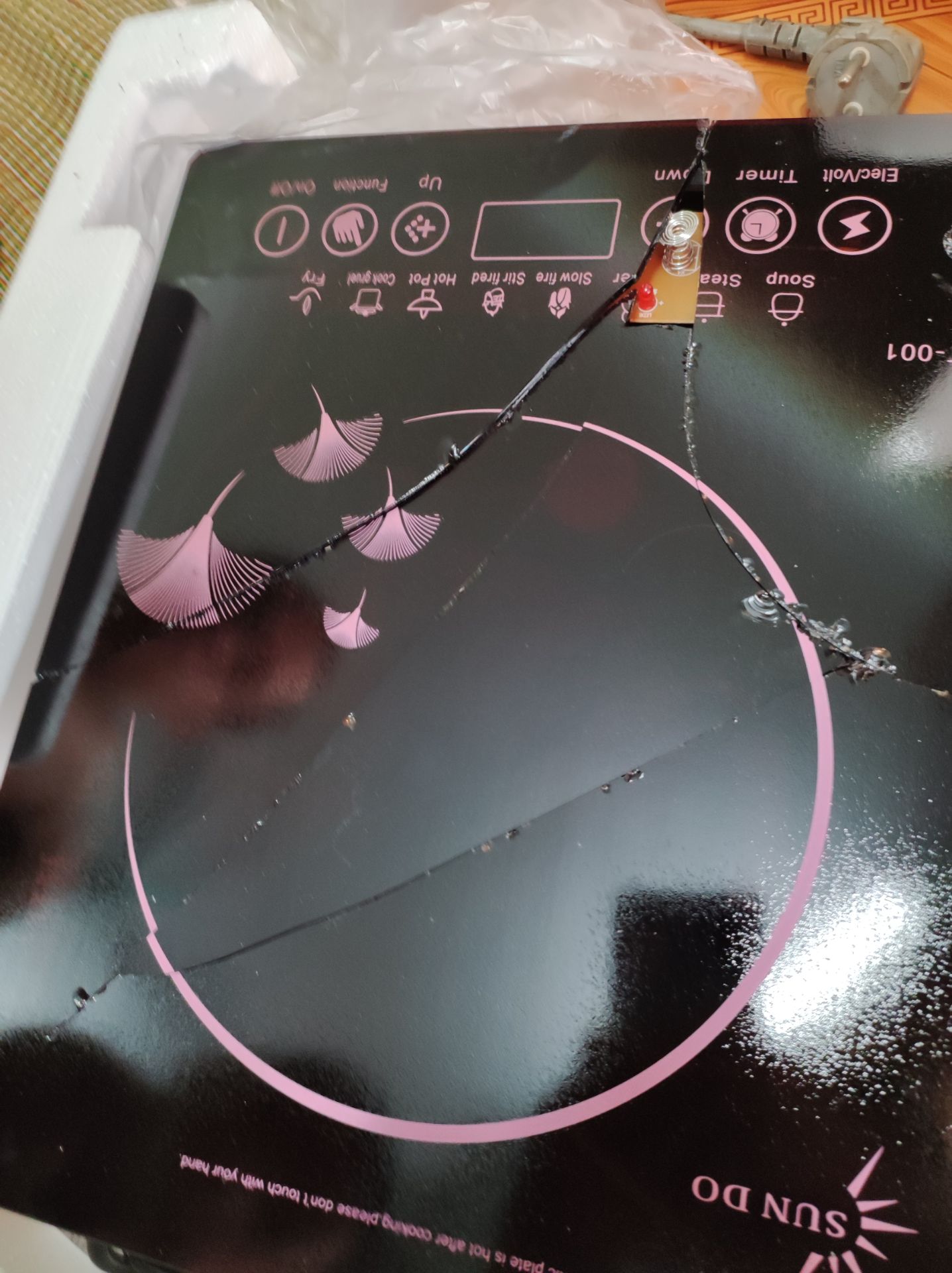 Mình mua bếp từ này và nhận hàng ngày 21/7/2021 đó bên vận chuyển ko cho xem hàng nên mình có gọi điện cho shop để xác nhận và shop đã tư vấn mình nhận hàng nếu có vấn đề gì thì sẽ đổi hàng cho mình. Mình nhận hàng nhưng về nhà mở SP ra thì thấy SP bị vỡ, mình liên hệ với shop và đc hướng dẫn gọi vào tổng đài của Tiki để đc hướng dẫn đổi mới, nhưng sau 2 lần hẹn đến lấy SP vỡ để đổi thì đều ko thấy nhân viên đến lấy SP về. Sau đó mình vẫn gửi tin nhắn vào ***, đồng thời có gọi điện lên tổng đài Tiki nhưng đều ko đc. Xin hỏi Tiki vấn đề của mình có đc giải quyết ko, xin cho câu trả lời.
Thật thấy thất vọng quá trời à!