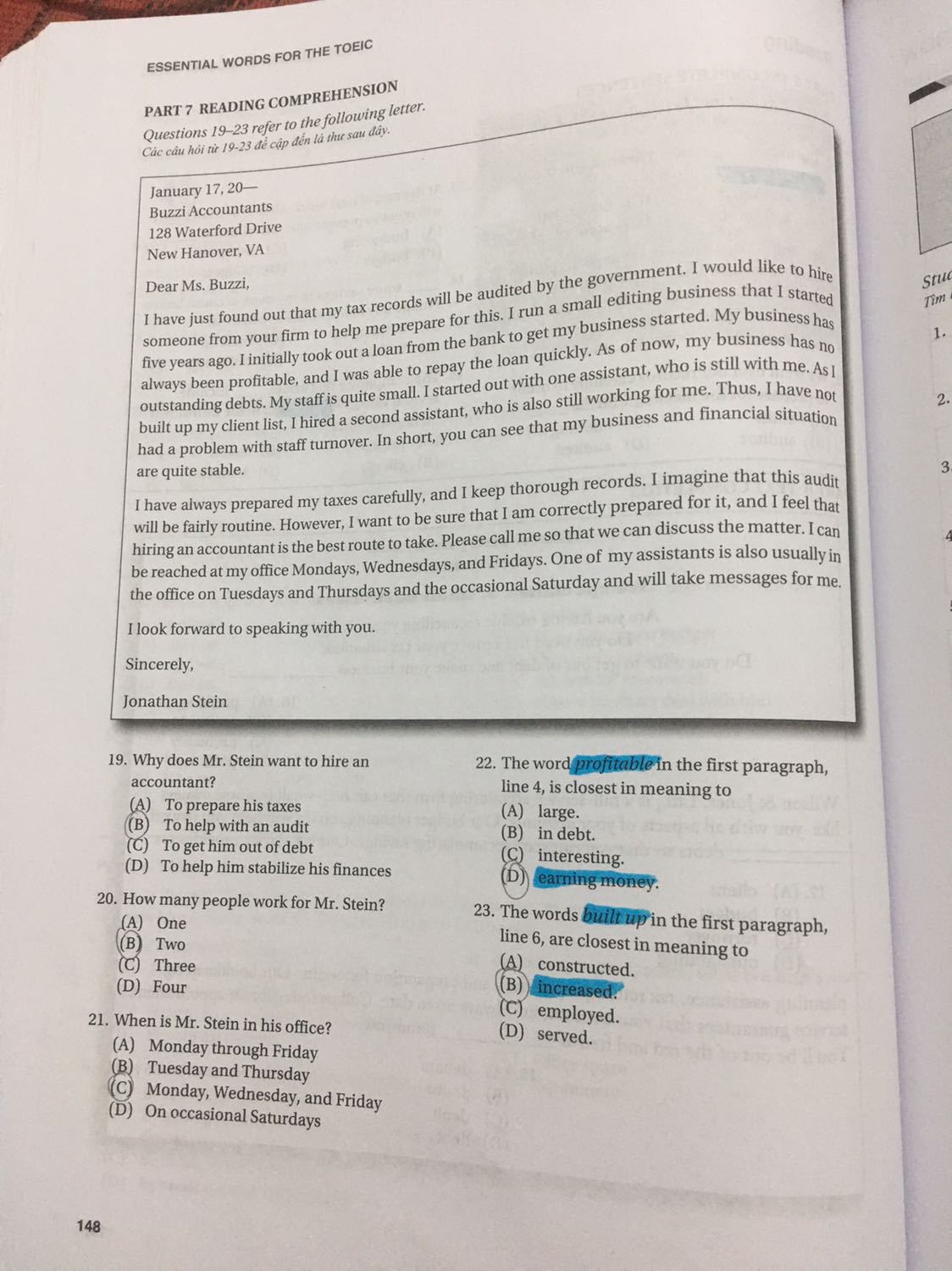 Mình đã học được 22/50 lesson của cuốn sách này và thật sự thích nội dung mà sách cung cấp. Mỗi lesson có 12 từ vựng cần gì nhớ, có giải thích từ và cách dùng từ trong ngữ cảnh, trong mỗi lesson có 23 câu bài tập tương ứng với 7part trong đề thi toeic nên có thể luyện tập các từ vựng đã học luôn. Sau khi học xong 5 lesson thì có thêm 1 bài word review làm bài tập nữa. Sách ko kèm đĩa nhưng có mã QR ở trang sách thứ 2 để tải file nghe nên cũng rất tiện lợi. Chất lượng giấy thì hơi mỏng nhưng dùng cũng ổn. Khi học mình có sử dụng thêm website 600tuvungtoeic.com để học cách phát âm từ vựng và học nghĩa tiếng việt nên mn cũng có thể tham khảo học cùng sách này nha.