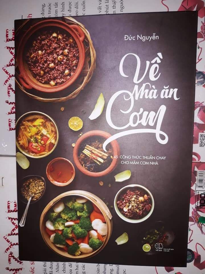 #Về_nhà_ăn_cơm 
Vừa đón bạn này về với Tủ Sách Miễn Phí của mình ?
Yêu ngay từ cái nhìn đầu tiên. Mới đọc lướt qua đã thích lắm luôn rồi ạ ❤?
Dành thời gian chụp lại ngay để khoe với mọi người đây ạ ?
Rất xứng đáng ở trong tủ sách mỗi nhà nhé ạ ? Các mẹ và các chị em không nên bỏ qua nha ?
Các bạn gần mình thì có thể đến #Tủ_Sách_Miễn_Phí của mình mượn đọc tham khảo nha ?? 
Mình tin các bạn sẽ muốn mua ngay một cuốn cho riêng nhà bạn và có khi còn muốn mua thêm để tặng cho những người thân yêu đó ạ ??
(Mình đã mua 2 cuốn, rất vui là 1 cuốn có chữ ký của tác giả nữa nè ?)
Cảm ơn em Đức Văn Nguyễn ?
Em không chỉ chia sẻ rất cẩn thận công thức từng món ăn, và một số kiến thức cơ bản về thực phẩm... mà còn như là đang được nghe em kể chuyện nữa ấy. Thấy nhẹ nhàng và an yên ❤? #Về_nhà_ăn_cơm 
Vừa đón bạn này về với Tủ Sách Miễn Phí của mình ?
Yêu ngay từ cái nhìn đầu tiên. Mới đọc lướt qua đã thích lắm luôn rồi ạ ❤?
Dành thời gian chụp lại ngay để khoe với mọi người đây ạ ?
Rất xứng đáng ở trong tủ sách mỗi nhà nhé ạ ? Các mẹ và các chị em không nên bỏ qua nha ?
Các bạn gần mình thì có thể đến #Tủ_Sách_Miễn_Phí của mình mượn đọc tham khảo nha ?? 
Mình tin các bạn sẽ muốn mua ngay một cuốn cho riêng nhà bạn và có khi còn muốn mua thêm để tặng cho những người thân yêu đó ạ ??
(Mình đã mua 2 cuốn, rất vui là 1 cuốn có chữ ký của tác giả nữa nè ?)
Cảm ơn em Đức Văn Nguyễn ?
Em không chỉ chia sẻ rất cẩn thận công thức từng món ăn, và một số kiến thức cơ bản về thực phẩm... mà còn như là đang được nghe em kể chuyện nữa ấy. Thấy nhẹ nhàng và an yên ❤?
