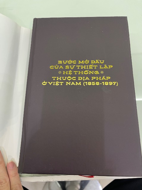 Sách bìa cứng chất lượng tốt . Hơi bám bụi 1 chút 
Áo bìa đẹp nhưng nếu làm mất hoặc rách áo bìa thì bên trong thật tệ . Bìa sách thiết kế quá là đơn điệu , có chỗ móp 

Người bán thì OK chuẩn bị hàng khá nhanh 
 nhưng mình ko đánh giá cao hình thức của cuốn sách này lắm