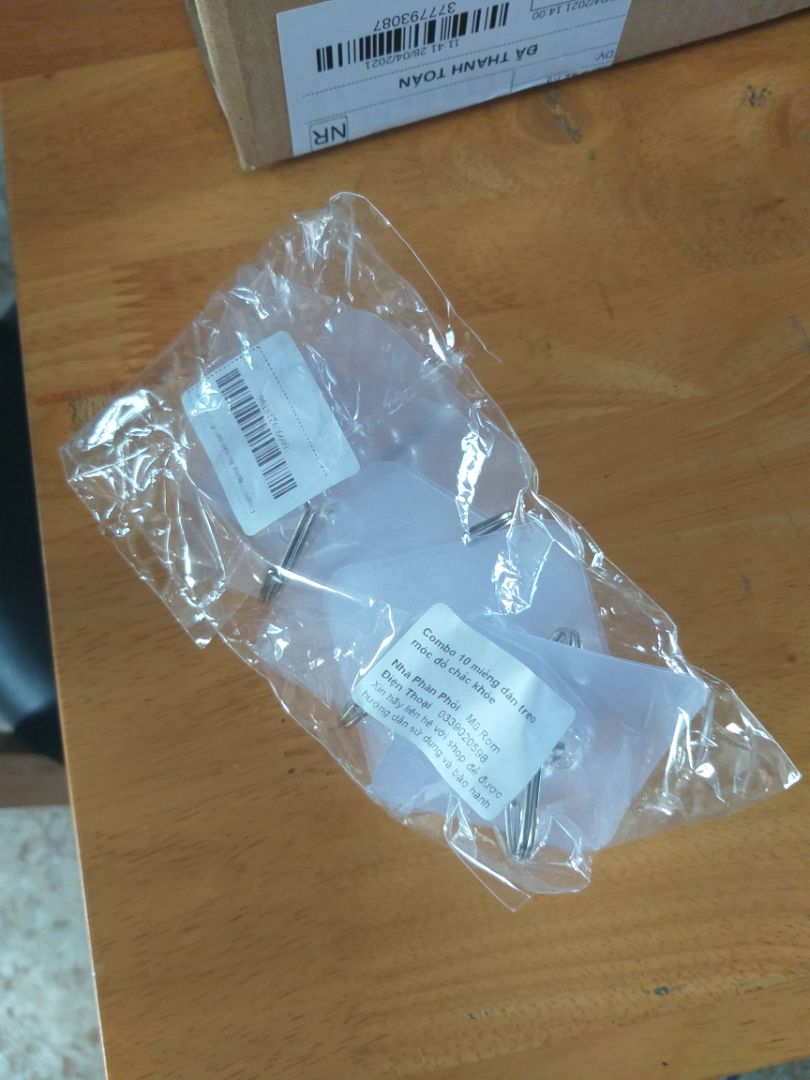 Dính tốt, nhưng cảm giác không móc được đồ quá nặng. Cái móc hơi nông (độ cong của móc khá ít) nên lâu lâu cũng bị rớt đồ treo (ví dụ treo khăn, gió thổi nhẹ sẽ bay luôn :))))). Nhưng khá rẻ nên mua về treo đồ lặt vặt ổn.