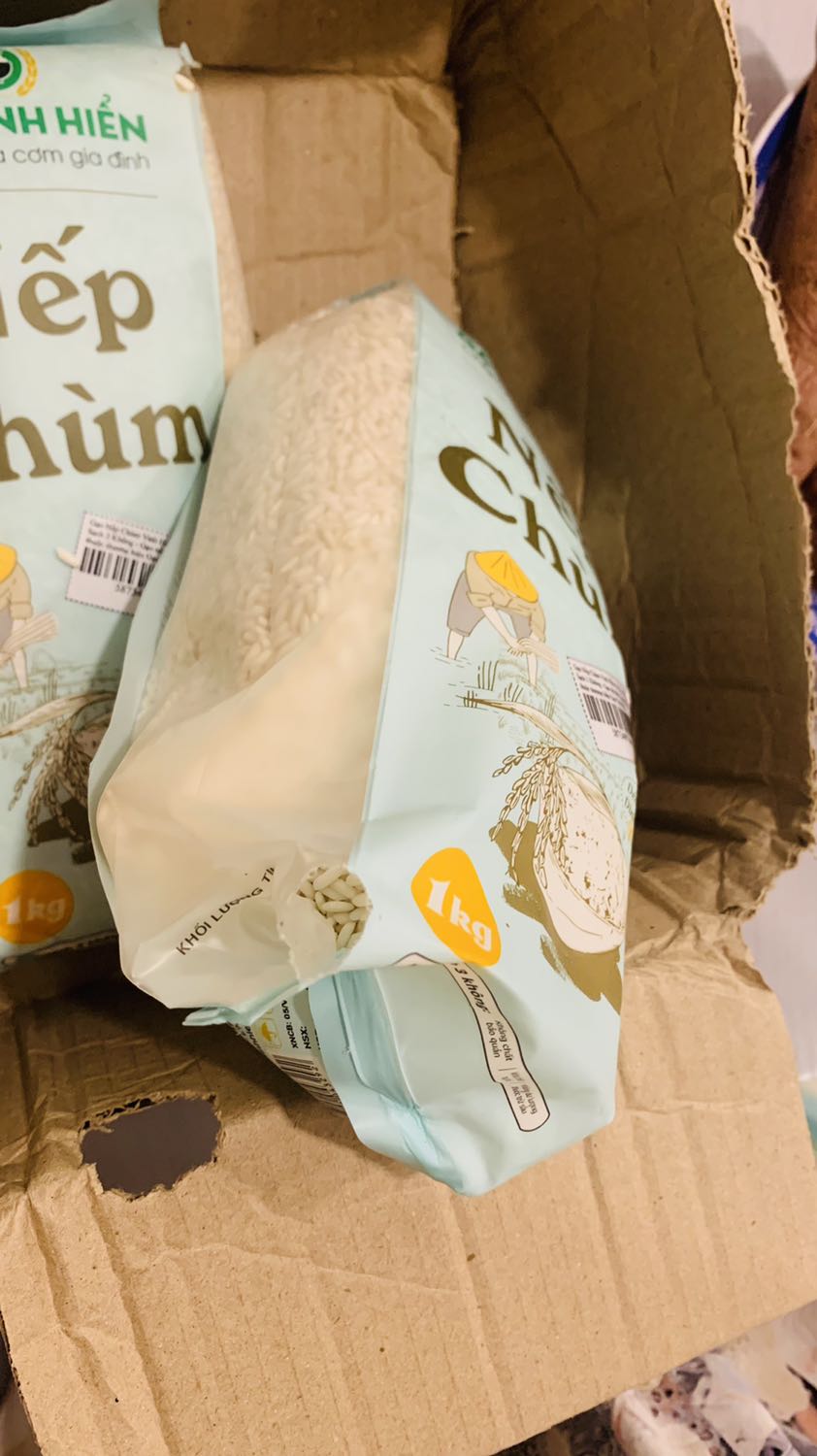 Gói hàng bị chuột cắn,gạo đỗ hết ra ngoài,3 bịch cắn hết 2. Mua cho em bé ăn mà như vầy.