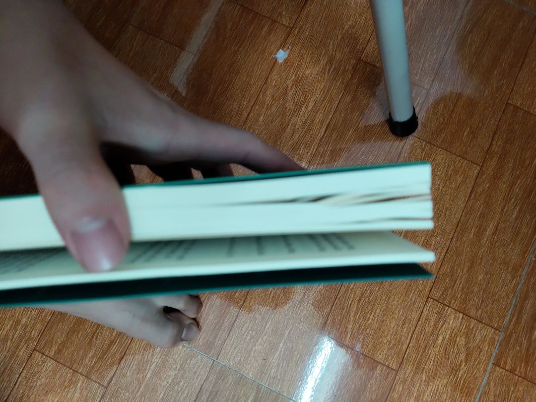 1 cuốn sách có lẽ mình sẽ k nói về nội dung vì nó hay như nào đã được rất nhiều người review rồi. Nay mình sẽ nói đến việc vận chuyển của tiki rất tệ, đã giao hàng chậm 2 ngày thì thôi, nhiều cuốn thì bọc 1 lớp nhẹ nhưg nhiều sách khác lại không bọc, giao thì sách như vậy nè, quăng, dập, rách cả sách. Mình cũng tức nên mới reivew để tiki để ý hơn về vận chuyển dù nhiều ng có vẻ than rồi. mình mua ở tiki trading nhé