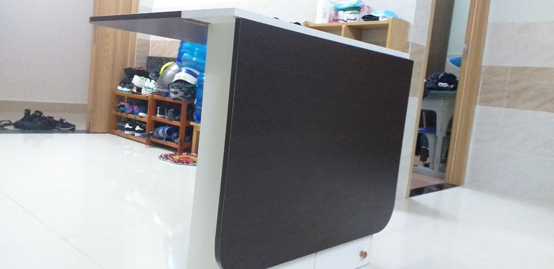 chất liệu gỗ rất khá, phần lắp ráp bản lề chưa chuẩn nên khắc phục để có sự hài lòng hơn đối với khách hàng.