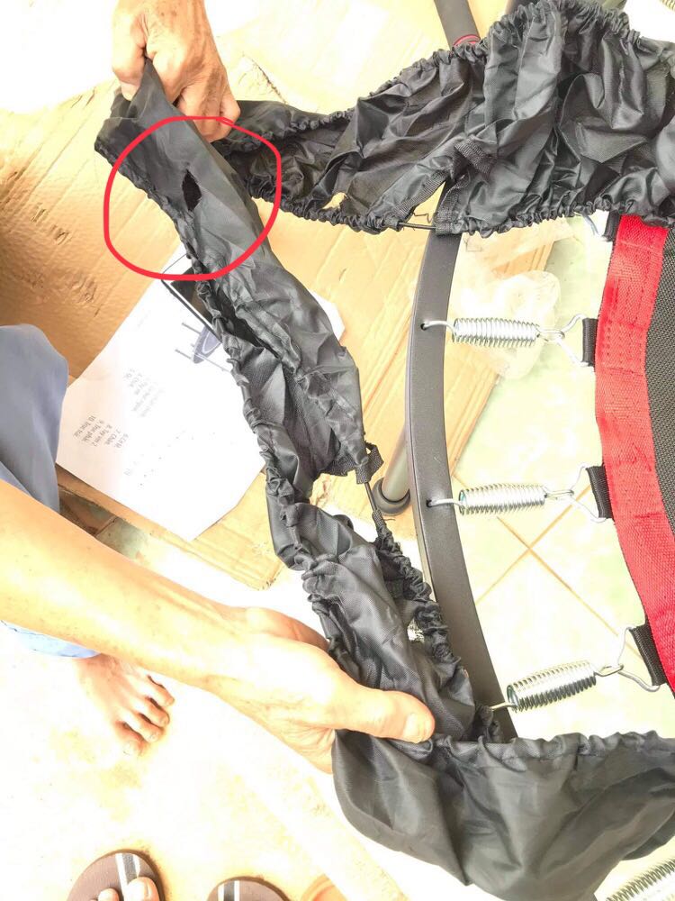 Phần bao bên ngoài bị thủng một lỗ và không bọc vừa vành. Mình mong nhận được hỗ trợ từ Tiki.