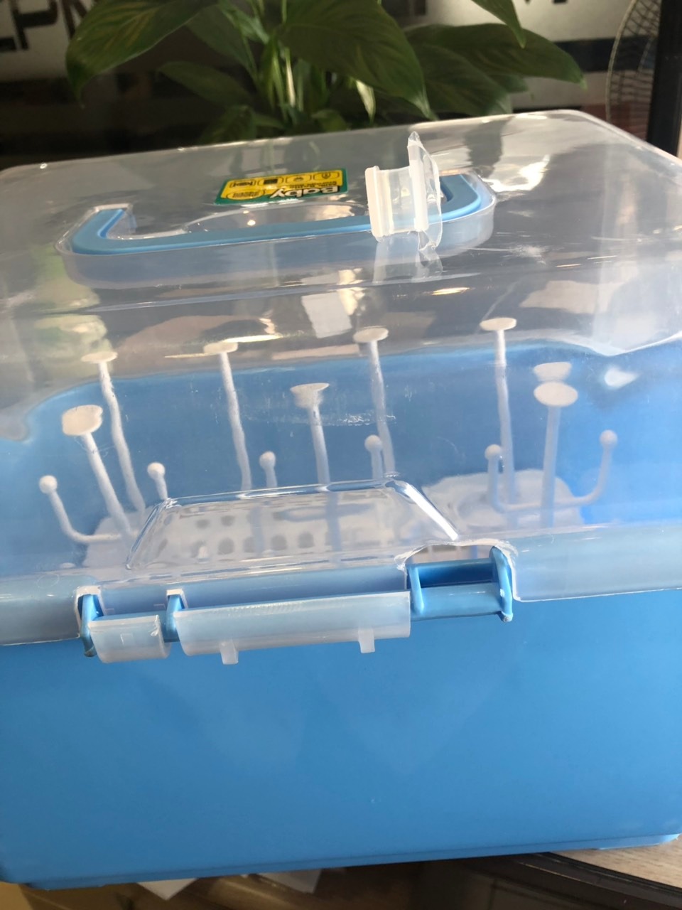 Mình mới nhận hàng sáng nay, khi nãy mới bóc ra xem hàng bị vỡ 2 chỗ (như ảnh), ko biết do khâu vận chuyển hay thế nào, giờ có đổi lại cho mình được không?
Mã vạch của sản phẩm là 693 mà mình được biết mã vạch này là của Trung Quốc, ko phải Hong Kong như quảng cáo, mã vạch của Hong Kong phải là 489.
Mua hàng của Tiki nhiều nhưng mọi lần trước đểu rất ổn, chưa lần nào thất vọng như lần này.