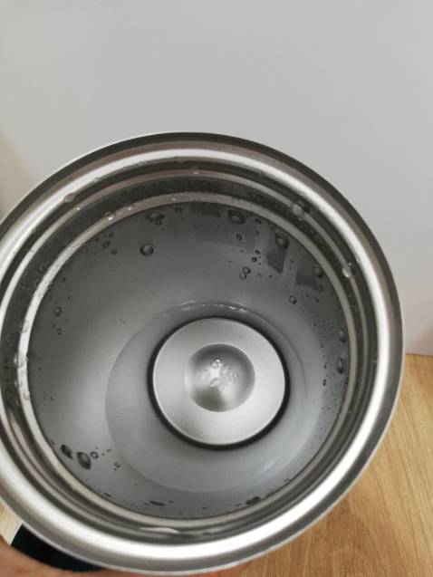 Bình này chủ yếu giữ thời gian ngắn, mình trữ nước nóng khoảng chừng 1-2 giờ là nguội lại rồi, chỉ còn ấm ấm. Không thể sử dụng như bình giữ nhiệt thường dùng, vì diện tích thoát nhiệt ở phần nắp lớn nên giữ nhiệt không bền. Hình dáng, màu sắc đẹp, bề mặt nhám dễ cầm nắm không trơn tuột. Trữ lạnh thì mình chưa dùng nên chưa được bao lâu, không biết có bị đọng nước bên ngoài không.