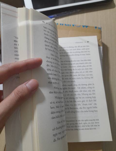 Mua sách của tiki nhiều lần rồi nhưng lần này nhận sách lại cực kì thất vọng. Sách bị móp các góc bìa và cả trong những trang sách. Nếu là sự cố do vận chuyển thì k trách còn đằng này sách bị lỗi ngay từ đầu như vậy mà vẫn giao cho khách đc? Mặc dù tiki có bao lại nhìn đỡ hơn nhưng đối với một người yêu sách mà nói thì khá là khó chịu khi nhìn quyển sách mình mong chờ lại bị như thế này. Cố gắng k nhìn đến tấm bìa nhưng khi đọc từng trang sách bị cấn bên trong như vậy lại càng khó chịu hơn. Nói chung là cực kì thất vọng.