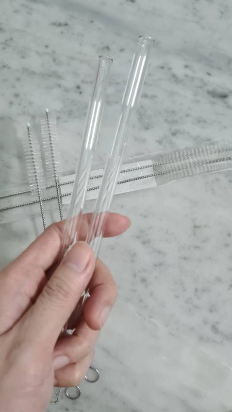 Mình đã từng mua set 1 cặp ống hút cong và thẳng, xài rất bền, đến nay vẫn chưa bị nứt vì vấn đề nhiệt độ. Cũng được một năm rồi. Chỉ là mình làm rơi xuống đất nên vỡ mất một ống và giờ mua lại 2 ống thẳng.
Sản phẩm gia công hoàn thiện tốt. Bo tròn và không có bọt khí.
Shop tinh tế có tặng kèm cây rửa ống inox cho mỗi ống thủy tinh, mình không biết nên mua thêm 2 cây rửa. =)), Vậy là có 4 cây rửa.