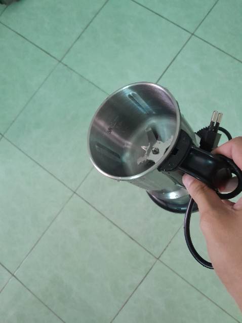 Ưu điểm :

Máy nhỏ gọn, nhẹ, tiện lợi, xay các hạt khô như tiêu, đậu phộng, đậu nành.... ví dụ xay đậu nành thì ra được mùi thơm của đậu, nhuyễn như sữa bột, nhưng các bạn nên cho ít hơn 1/3 của máy thôi,cho nhiều quá thì máy xay không nổi.

Nhược điểm : 

Hơi bất tiện trong việc vệ sinh máy vì có dây điện,hơi rườm rà

Vì là máy sử dụng cho gia đình nên công suất hơi yếu, tiếng kêu của máy có, nhưng không quá lớn, xay được 30-40 giây thì dễ bị nóng máy, nhưng như vậy là ổn rồi nên không đòi hỏi gì hơn, vẫn cho shop 5 sao để ủng hộ