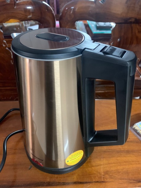 nhận đc ấm thấy đáng tiền thật. đầu tiên kiểu dáng, ngoài hình đẹp mang phong cách châu âu. thứ 2 màu sắc vàng đồng bắt mắt nhìn rất sang trọng, thứ 3 ấm inox chắc chắn, nấu sôi nhanh, có chế độ giữ nhiệt. thứ 4 shop đóng gói sản phẩm kỹ càng, thứ 5 giao hàng nhanh. tổng kết lại rất đáng tiền nên mua