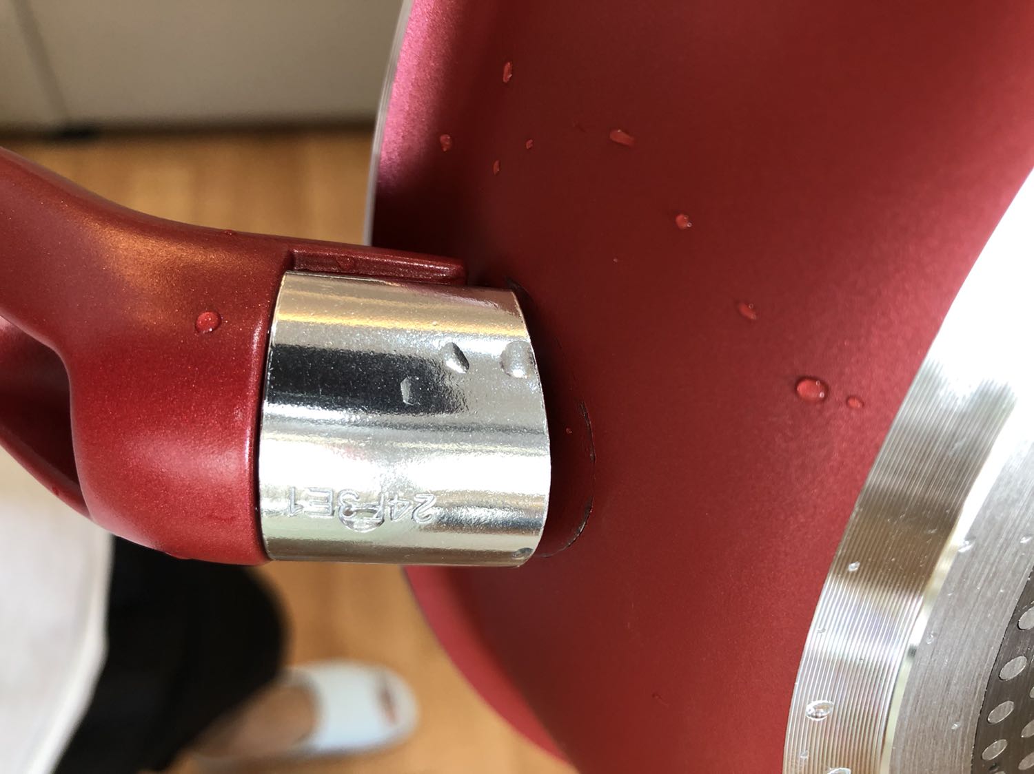 Vợ nhờ đặt mua làm mất điểm quá người ae ạ, tay cầm lỏng lẻo hở ra 1 đoạn rõ to tôi định vứt ngay và luôn thì vợ bảo thui a vặn lại đi, ok lấy tuavit ra thì ko vừa do cái ốc nó hình ngôi sao, đang thời điểm giãn cách tìm đc tuavit phù hợp mệt chết m*, mà vặn xong vẫn ko chắc lỏng lẻo như chảo hàng chợ, nói chung là 1 điểm về chỗ bye bye cả 2 ông từ nhà cung cấp lẫn tiki