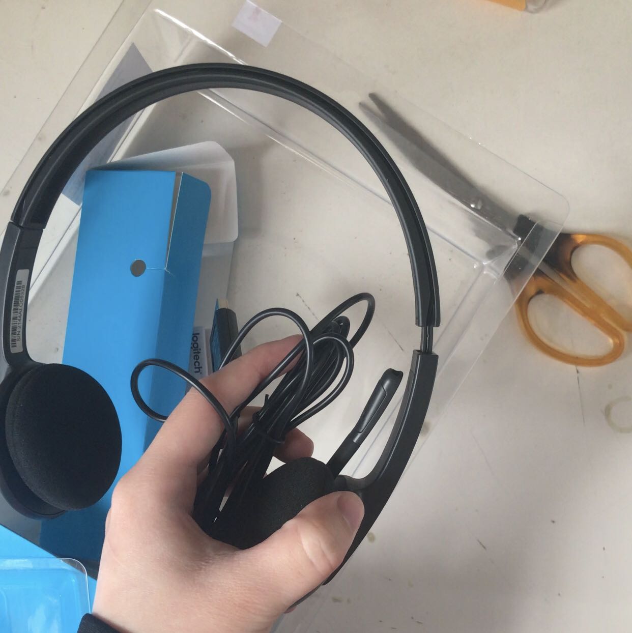 Thời gian giao hàng siêu nhanh, mới đặt hàng đêm hôm qua, mà 10h sáng hôm sau đã nhận được luôn ạ, bọc hàng cũng được bọc gói cẩn thận.

Tai nghe có đệm bông khá là êm tai, nghe âm thanh sống động hơn hẳn cái mình đang dùng. Mình bật âm thanh ở mức cao nhất cũng không thấy bị tràn âm thanh ra ngoài. Mic cũng rất nhạy, có thể gấp gọn lên trên khi không dùng, thu âm tốt mà tiếng ấm lắm trời ơi nghe kiểu một trời một vực với cái cũ. Học online hay như mình, dạy và làm việc online bằng cái này là chuẩn luôn ạ.