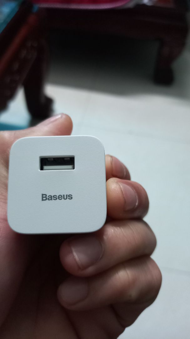 hàng mới chưa bóc tem , công suât sạc thì chưa biết , giao hàng nhiệt tình , dù mưa vẫn giao hàng cho mình , đánh giá thái độ của cậu giao hàng này tốt, chất lượng sản phẩm nhìn ngoại quan ok  . Dù sao mua gì trên tiki cũng yên tâm , ko bao giờ sợ bị *** đảo như các shop khác ,