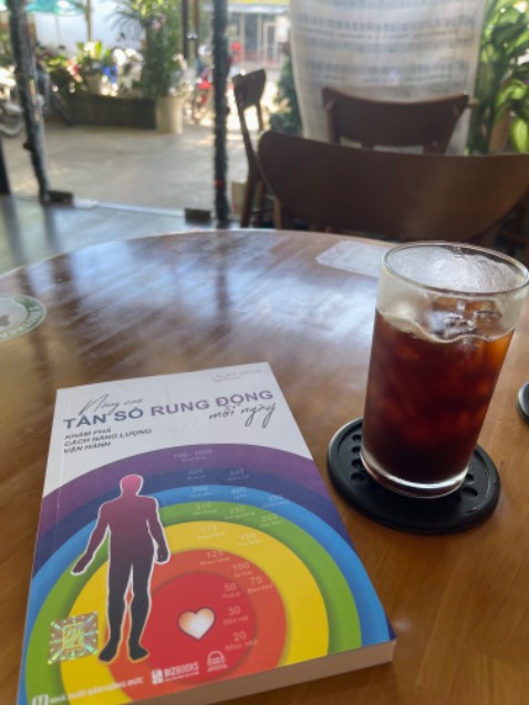 Từ khoá “tần số rung động” thông thường trả về kết quả mỗi quyển sách của TS Hawkins và một loạt các bài viết riêng lẻ về cách nâng cao tần số rung động bản thân. Đên nay thì thấy quyển này. Cảm ơn Bizbooks đã đem sách đến với độc giả VN, cảm ơn phiên dịch viên Quế Chi.