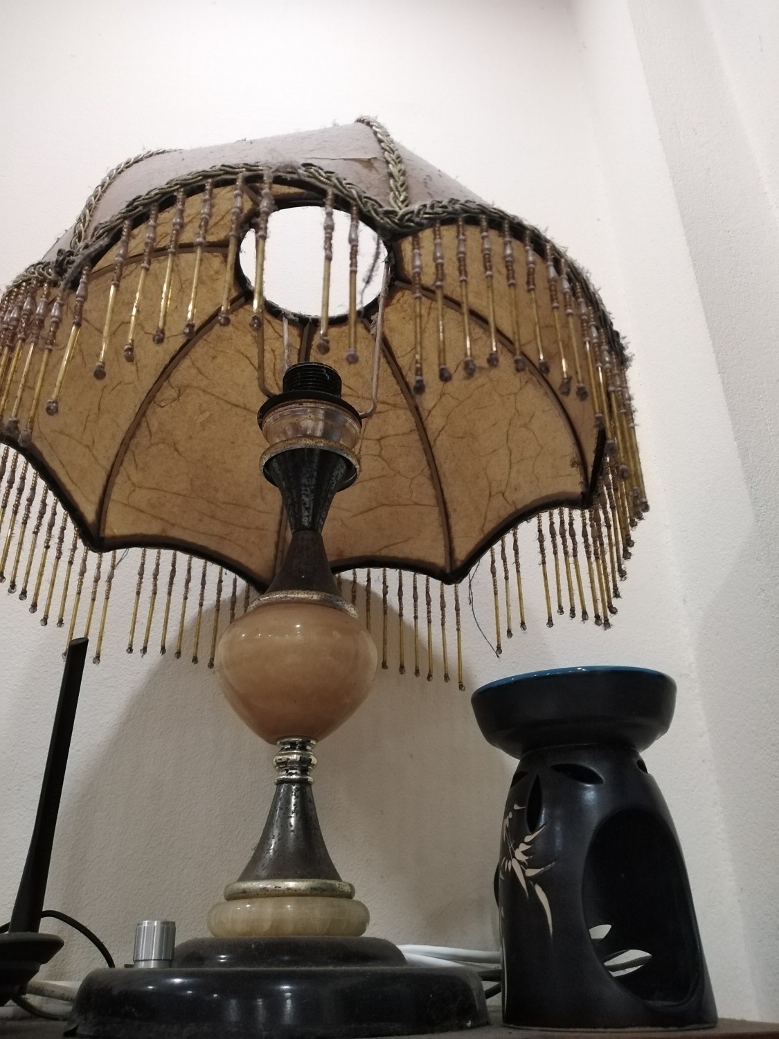 Nến đốt không mùi, mình chưa canh chính xác đốt được bao lâu nhưng thấy khá lâu á. Chắc tầm 3-4 tiếng. Bộ đèn đẹp với tầm giá này mình nghĩ đây 1 sản phẩm đáng đồng tiền bát gạo