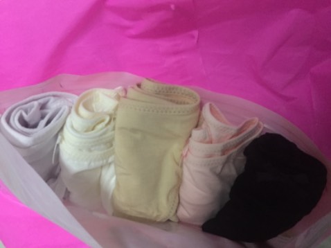 Mua 2 set đều về đúng ý tông màu basic như hình nên khá ưng.
Quần mặc thoải mái, co dãn tốt, gân viền ko cấn đau da.
Tính ra mua cũng 6-7 set quần này của shop rồi và dự là tiếp tục dùng lâu dài nếu ko có gì thay đổi.