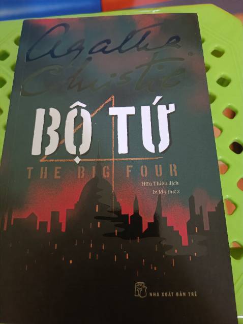 Một âm mưu được thực hiện bởi những bộ óc thiên tài để chống lại một thám tử lừng danh. Với người bạn lâu năm Hasting của mình, Poirot đã làm một kế hoạch chinh phục hoàn toàn Bộ Tứ