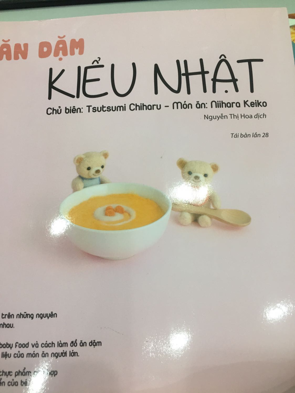 Quyển này rất dày dặn, in đẹp, hy vọng là cẩm nang cho mẹ con mình và nhiều *** khác đi qua giai đoạn ăn dặm với con thật vui và cung cấp đủ chất cho con. Tiki giao hàng rất nhanh ạ, mình mới đặt hôm trước thì hôm sau nhận được hàng ngay. Quyển này rất dày dặn, in đẹp, hy vọng là cẩm nang cho mẹ con mình và nhiều *** khác đi qua giai đoạn ăn dặm với con thật vui và cung cấp đủ chất cho con. Tiki giao hàng rất nhanh ạ, mình mới đặt hôm trước thì hôm sau nhận được hàng ngay.