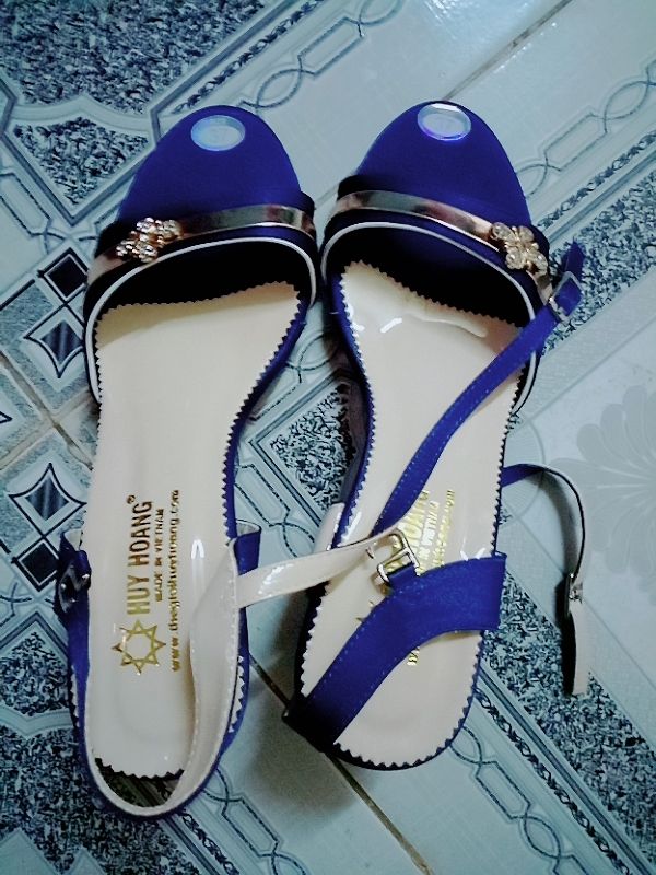 Hàng giống như hình. Chât lượng tuyệt vời. Tính mình kỹ nên hay thử keo trước. khỏi chê lun. Đẹp lung linh  và chắc chắn, mềm mại. Thanks shop, sẽ lựa của shop để mua nữa.