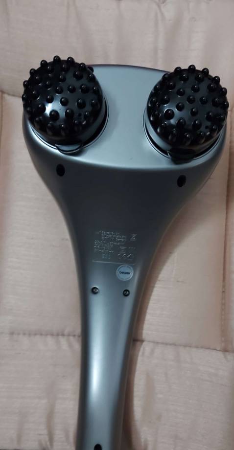 Đầu tiên mình xin nói về nhà bán gói hàng rất kỹ, cẩn thận, bảo vệ hàng rất tốt, tuy nhiên kỹ quá mình loay hoay sợ làm hư hỏng hàng nên mất rất nhiều phút. Thứ hai sau khi mình sử dụng cho mẹ mình thì thấy rằng sản phẩm rất tốt, máy chạy êm, có nhiều tính năng và chương trình hấp dẫn, đặc biệt có hồng ngoại, nhược điểm là máy khá nặng nếu cầm 1 tay so với người lớn tuổi thì rất khó khăn tuy nhiên đã có tay cầm phụ đỡ lực phần nào. Mình vẫn chưa dùng hết chức năng của sản phẩm, máy có nhiều chức năng bao gồm: Relax, Vital, và Active. Chế độ hồng ngoại có thể được bật cùng các bài tập, chương trình khác và có thể chạy song song bằng cách sử dụng nút "Heat". Lưu ý không xoa bóp một vùng quá 3 phút và chỉ nên sử dụng máy tối đa 15-20 phút cho một liệu trình sau đó rút phích cắm và để máy nghỉ, để nguội 15 phút và sử dụng lần nữa. Sản phẩm đi kèm là các đầu nút để thay đổi, và có sách hướng dẫn sử dụng và một trang hướng dẫn bằng tiếng Việt.

Relax: A wave-action, relaxing massage.
Vital: Vibrant and pulsating massage.
Active: Penetrating and pulsating massage.