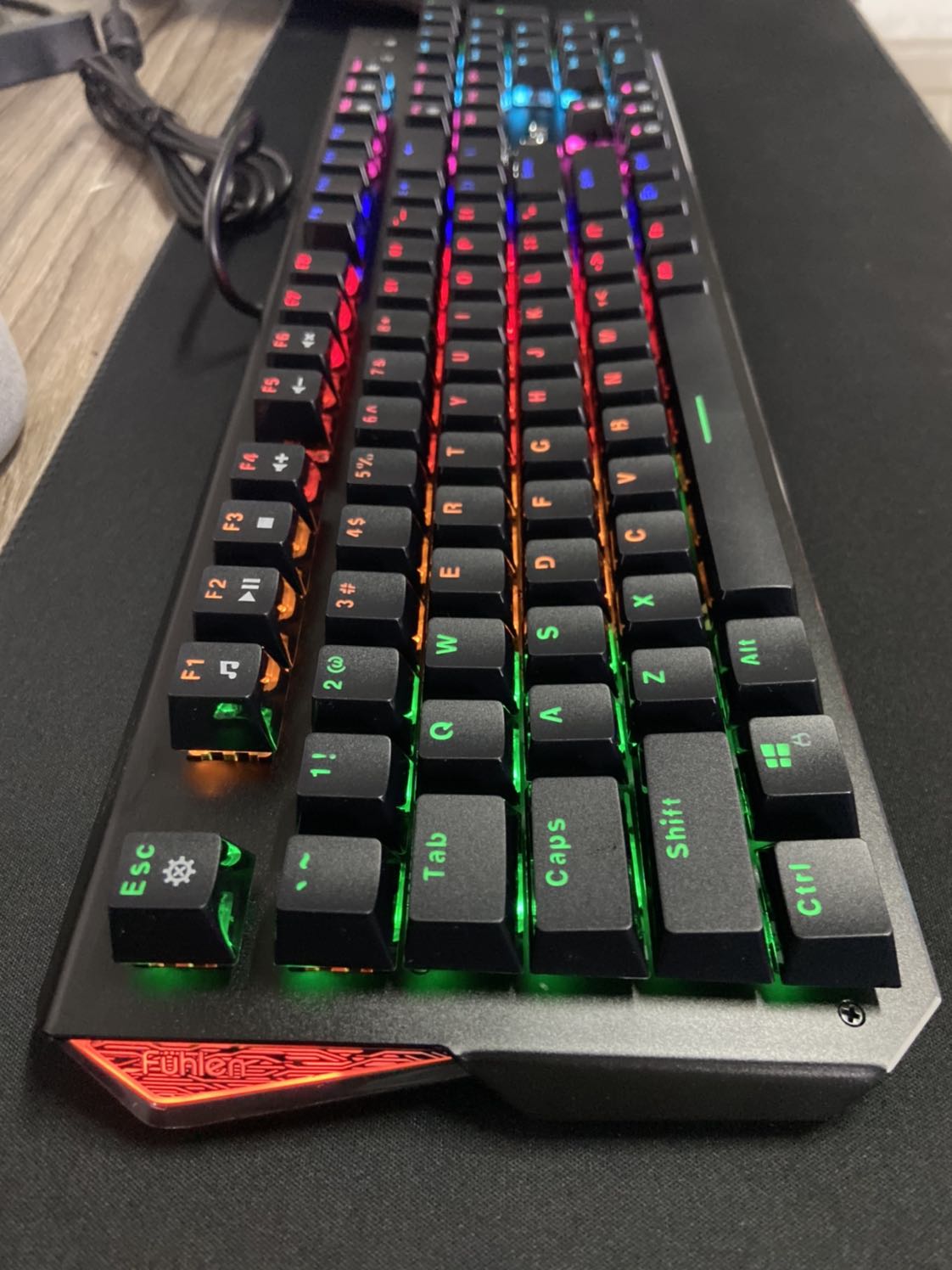 Bàn phím cơ nhìn khá chất và mê mọi người ạ...
Mới chơi nên mua em Fuhlen này, hàng Fuhlen hi vọng sẽ bền tốt