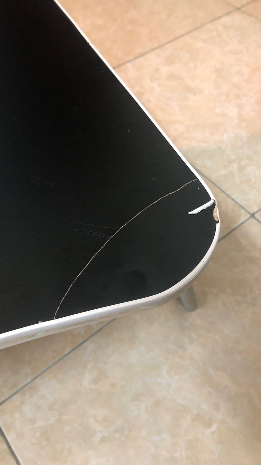 Tiki giao hàng quá chậm, hẹn 2-3 ngày có hàng mà mãi đến 1 tuần sau shipper mới gọi để nhận hàng, thêm nữa shipper hẹn hết hôm này đến hôm khác vì lý do quên hàng ở kho,.. Khi nhận được hàng ko thể hài lòng nổi vì bàn bị vỡ một góc lớn và mọi vị trí khác bị bung quá kém chất lượng!