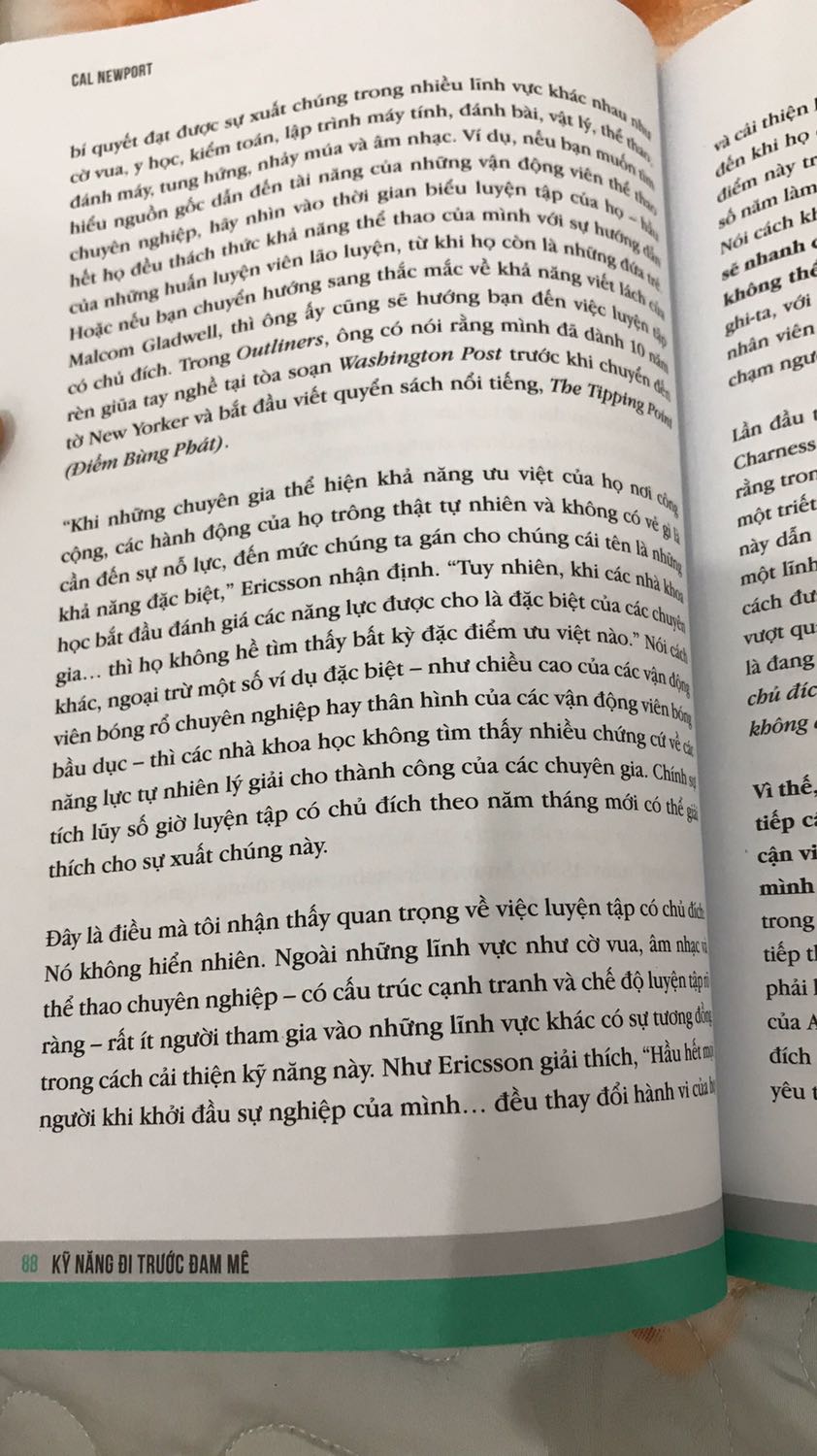 Đây là một cuốn sách có nhiều ý tưởng hay đáng đọc cho những ai đang phân vân giữa sự lựa chọn công việc theo đam mê hay phù hợp kĩ năng của mình. Tác giả nhấn mạnh sức mạnh của những kinh nghiệm, kĩ năng được trau dồi qua một quá trình rồi từ đó phát triển thành công việc