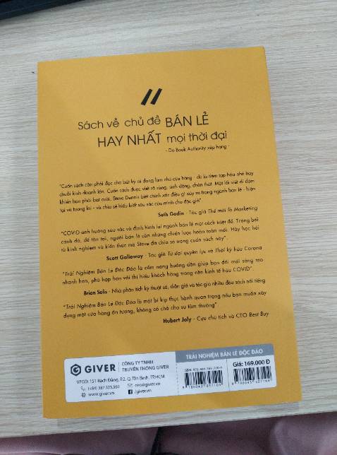 Các đầu sách về khởi nghiệp bán lẻ cứ thấy tác giả/ dịch giả Trần Thanh Phong là thấy uy tín rồi ạ. "Trải nghiệm bán lẻ độc đáo" là một bức tranh phác họa khá toàn diện đủ cho chúng ta hiểu được bối cảnh mô hình bán lẻ trong thời đại số ngày nay và những cách để có thể mang lại những trải nghiệm đáng nhớ cho khách hàng, để khách hàng lựa chọn và ở lại với chúng ta thay vì trăm nghìn cửa hàng lớn, nhỏ khác. Ít nhất 8 chiến lược hiệu quả đã được tác giả đưa ra để giúp cho người bán lẻ dù là cửa hàng lớn hay nhỏ đều có thể thu hút thêm nhiều khách hàng trong thời đại thương mại điện tử lên ngôi hiện nay.
Sách được viết và biên dịch với văn phong hay, đầy hóm hỉnh, không khô khan và nhàm chán và nội dung cuốn sách cũng sát với thị trường bán lẻ ở Việt Nam hiện nay. 
Cảm ơn tác giả và dịch giả đã cho ra đời quyển sách hay và đầy bổ ích như thế này.
Chất lượng sách in tốt, bọc bìa đảm bảo, tiki giao hàng nhanh, chất lượng.