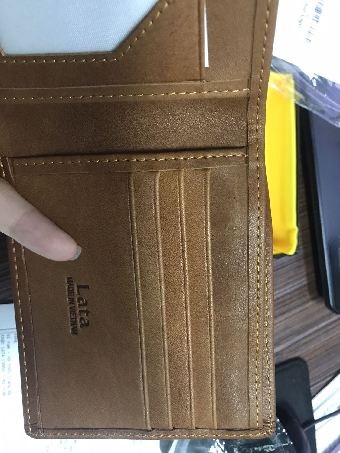 Shop cho mình hỏi: ví nam này màu bị lem phải ko ạ?