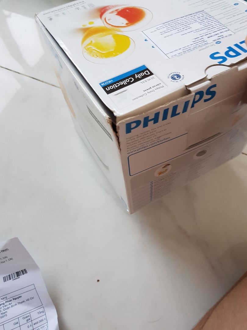 hàng tiki giao không phải là hàng mới, hộp đã bị bóc ra, và rách trên vỏ hộp, chân máy bị bám bẩn, các giấy tờ liên quan như hướng dẫn sử dụng bị nhàu nát, mình cũng lường trước sự việc khi tham khảo một số bài đánh giá nên định ktra hàng kỹ hơn thì gặp thái độ bất hợp tác từ người giao hàng. Mong tiki nhanh chóng xử lí đơn đổi sp mới cho mình.