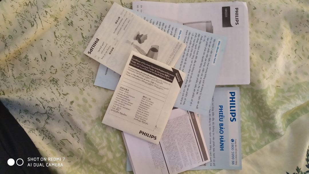 Đây là lần đầu tiên mình mua hàng điện tử trên Tiki và thực sự Tiki không làm mình thất vọng.
 Mình đặt hàng ngày 10/7 mà đến 13h 11/7 là anh shipper réo mình xuống lấy hàng ( mình ở Tây Ninh ). Nhanh đến mức không ngờ.
  Anh shipper thân thiện, nhiệt tình còn dặn mình nhớ quay lại quá trình khui hàng để nếu máy có vấn đề thì sẽ dễ đổi trả. 
  Về chất lượng máy thì quá ư là OK. Đóng gói chắc chắn, giấy bảo hành đầy đủ. Đợt mình mua có khuyến mãi máy sấy tóc  thì cảm nhận là máy gọn, nhẹ, gấp lại đc, tiếng chạy khá êm không chói tai, lưu ý phần điều chỉnh hướng có thể tháo ra đc làm bằng nhựa giòn nên dễ vỡ,nứt nhé các bạn. Mình mua có khuyến mãi chỉ  1199k thôi mà chất lượng cực kì ổn, ngư bên ngoài điện máy nha. Cho 5 sao từ vận chuyển đến chất lượng sản phẩm.