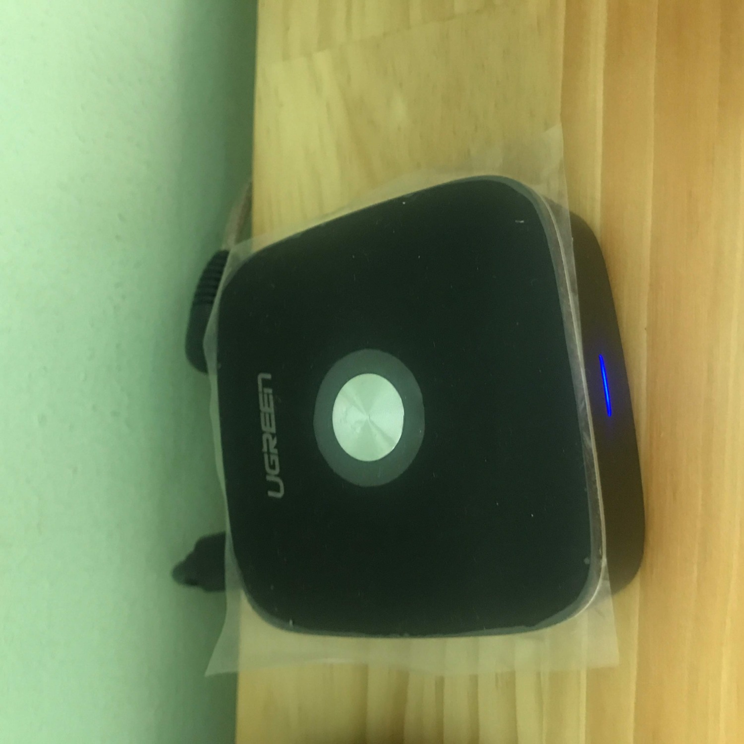 Nếu dùng cắm sạc thường trực thì không biết lúc nào đang tắt lúc nào đang bật do đèn luôn hiện xanh dương.
Chất lượng kết nối không ổn định lắm, từ nguồn phát đến bộ thu chỉ cách nhau 3m  nhưng nhiều lúc tiếng bị lag giật. Có điều mình không thấy bị delay nhiều lắm, xem youtube, netflix cũng không đến nỗi trễ hình/tiếng đến mức không xem được