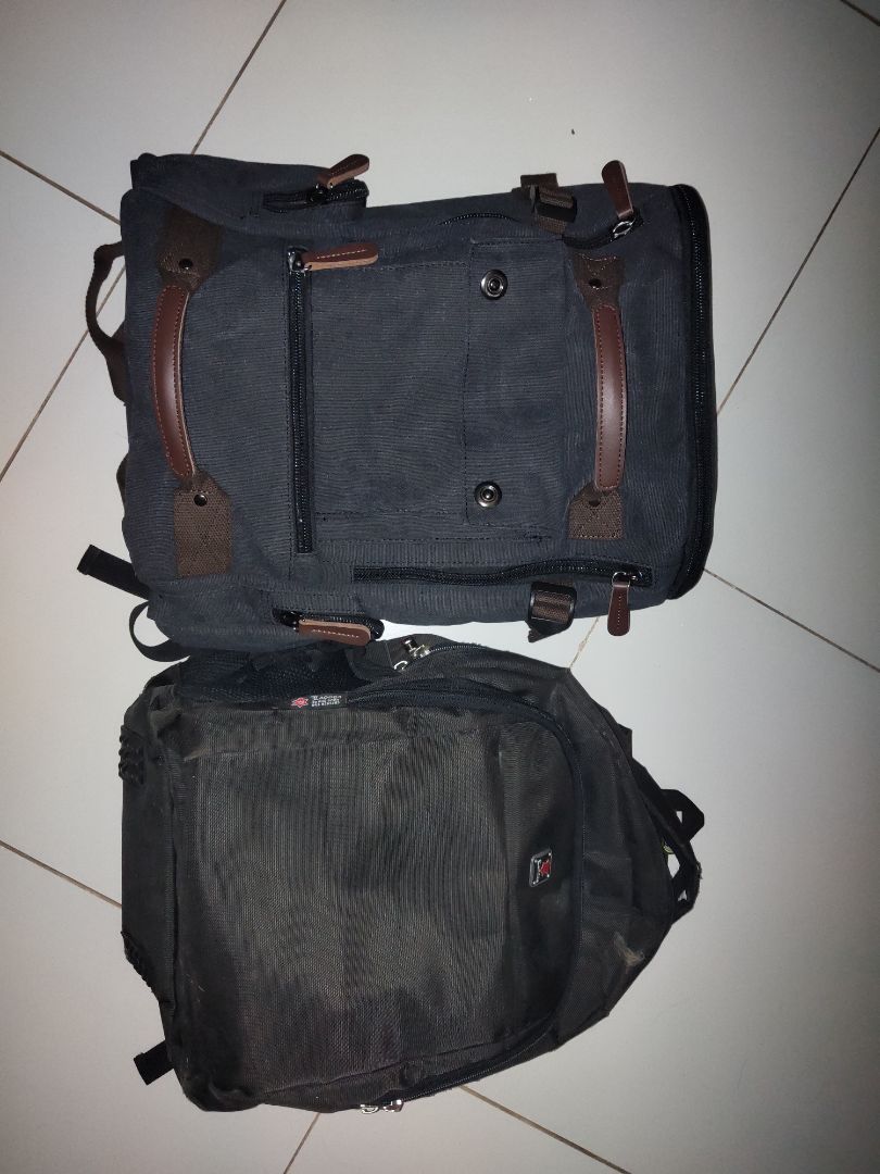 Giao hàng nhanh.
Vải canvas sờ rất thích, song hơi mỏng so với kì vọng.
(phía trong ngăn to như dưới hình)
(so sánh với balo ladoda tiêu chuẩn như dưới hình, trông nó có vẻ dài ngang nhau nhưng thực chất con balo này rộng hơn đấy nhé, chứa được rất nhiều thứ, tuy nhiên như tôi đã nói ở trên, lớp vải hơi mỏng nên việc chứa những đồ nặng tới chục cân là không nên)
Sau cùng thì đây vẫn là 1 cái balo đẹp.
4/5 sao.