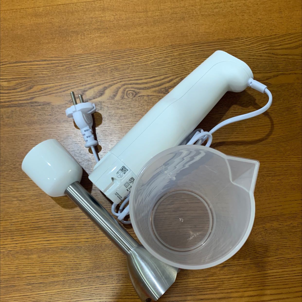 Máy xay có 1 nút bấm nên dễ dùng. Phần inox dễ vệ sinh, tuy nhiên phía trong hốc có lưỡi dao rất khó vệ sinh. Mình mới đọc trên mạng là có thể dùng cọ bình sữa để rửa phần đó, sẽ thử xem sao.