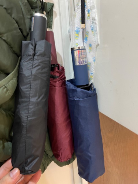 Giao hàng nhanh chóng. Có gọi điện thoại cho khách xem có đặt lộn ko mà đặt tới 3 cây dù. 
Dù chắc chắn. Bật mở rất okie luôn. 
Mới đi nắng chưa đi mua nên chưa biết có thấm nước ko. 
Tuy nhiên thấy hàng ổn, đẹp, chất.