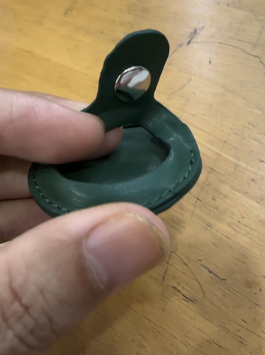 chất liệu là da hay nhựa PU, mỏng, ọp ẹp: (1) không phải là da bò thật như mô tả; (2) không xứng đáng với số tiền 100k. Đề nghị shop xem lại xem có giao nhầm hàng hoặc mô tả nhầm sang sản phẩm khác không.