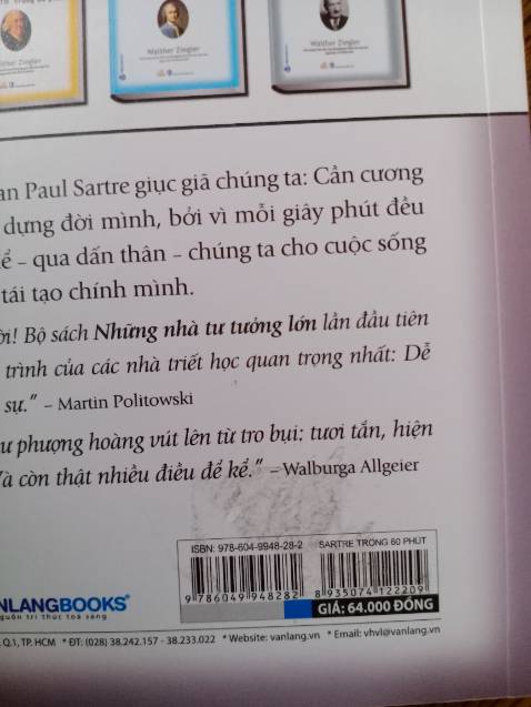 Vì mua sách giảm giá nên không xứng đáng được gửi 1 cuốn sách đẹp hay sao ạ? 🥲