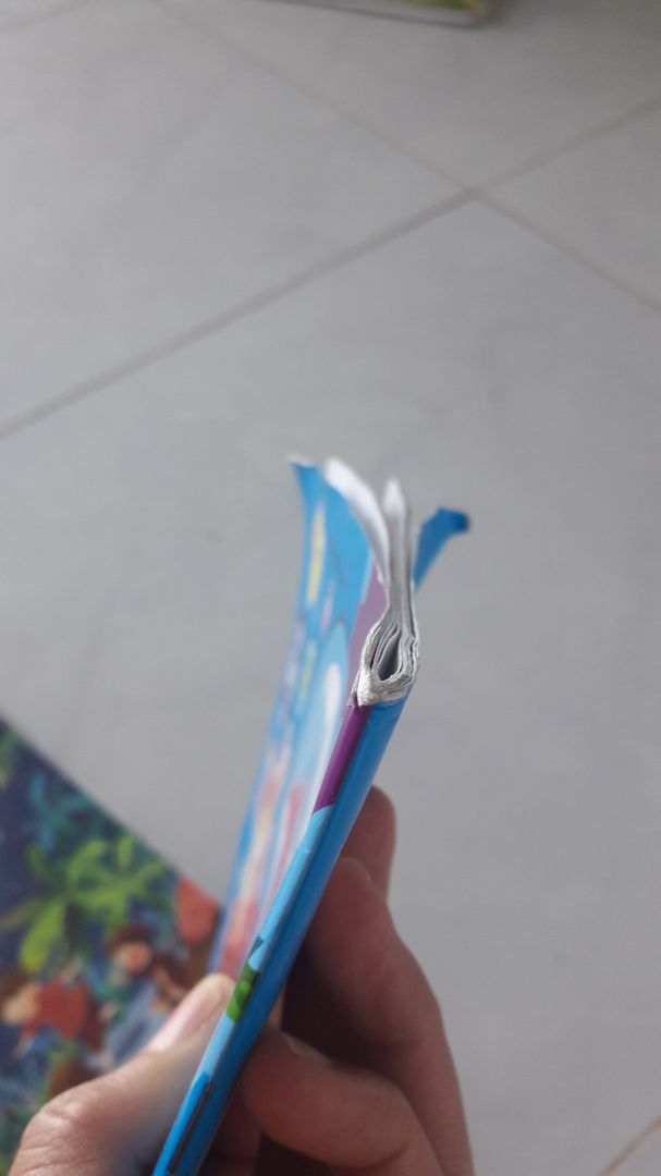 Sách rất hay và thú vị cho các bạn từ 2 tuổi. Bé vừa học vừa chơi và biết thêm về vấn đề vệ sinh cơ thể. Tuy nhiên mình mua sách mới mà đặt giao sách sách bị bong váy và gãy mép vì đặt trong một cáu hộp nhỏ hơn quyển sách rất nhiều. Mong Tiki khắc phục lỗi này.