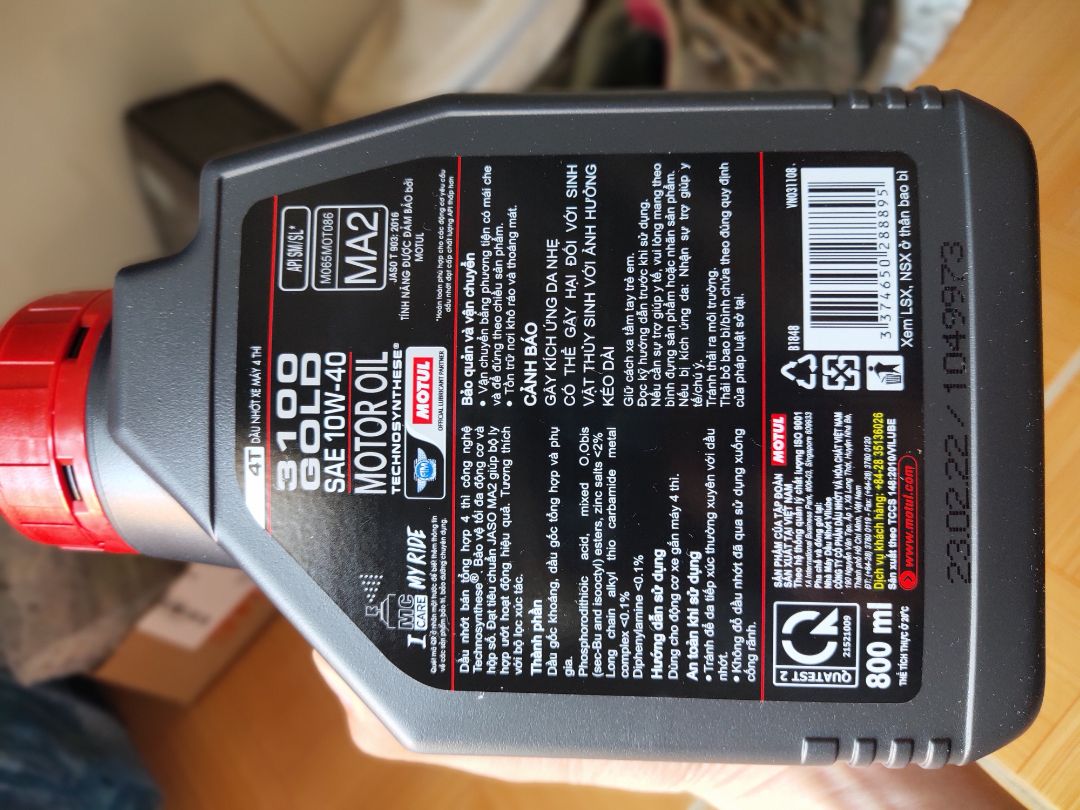 Đóng gói cẩn thận, ngoại quan chai  mới, bơm căng. Mã vạch scan cho ra thông tin dẫn về trang chủ motul. Hạn sản xuất gần với thời điểm đặt hàng (< 01 tháng). Màu nhớt vàng ánh, mùi thơm nhẹ. Chất lượng, hiệu năng nhớt trong quá trình vận hành xe sẽ đánh giá lần đặt hàng sau nếu sản phẩm tốt !